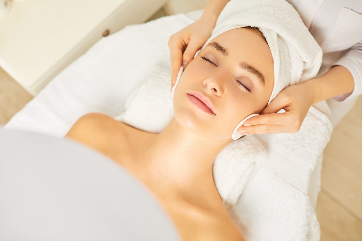 Paciente recibiendo tratamiento facial en Derma Healthy